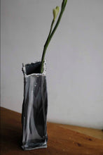 Load image into Gallery viewer, clc clara ceramics design pottery Hong Kong Handmade Black and white Ceramics Japanese style vase WHITE-TO-FLOW æ‰‹é€ é»‘é™¶å¤§èŠ±ç“¶