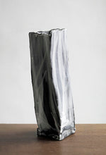 Load image into Gallery viewer, clc clara ceramics design pottery Hong Kong Handmade Black and white Ceramics Japanese style vase WHITE-TO-FLOW æ‰‹é€ é»‘é™¶å¤§èŠ±ç“¶