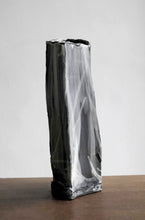 Load image into Gallery viewer, clc clara ceramics design pottery Hong Kong Handmade Black and white Ceramics Japanese style vase WHITE-TO-FLOW  手造黑陶大花瓶

